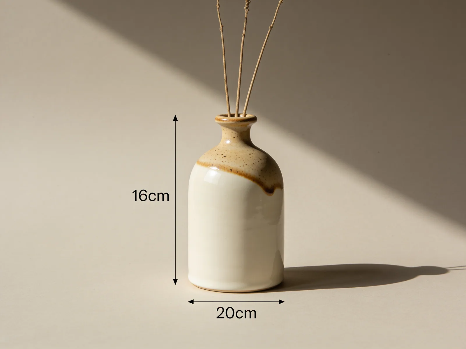 Solano Bud Vase — Speckled stoneware, narrow neck, 16 cm